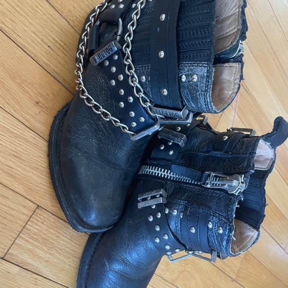 Beautiful boot - size 6 but fits more like 6 and a half / small 7 - Picture 2 of 4